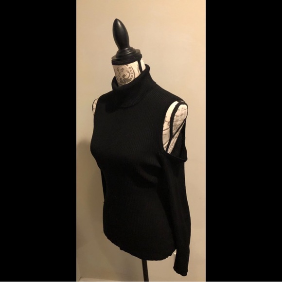 Turtleneck shoulder cut-out sweater - Picture 6 of 10